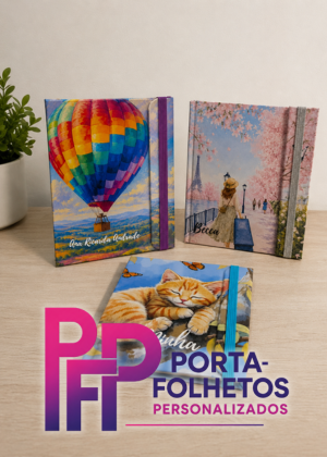 Três porta-folhetos personalizados com estampas de balão de ar quente, paisagem florida e gatinho, ao lado do selo PFP Porta-Folhetos Personalizados